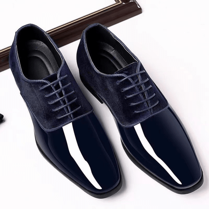 Herren-Oxfords aus Samt mit Kappe aus Lackleder und Schnürung