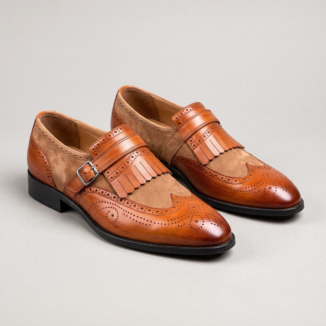Herren-Schuhe aus Wildleder und Leder mit einfacher Schnalle und Quasten