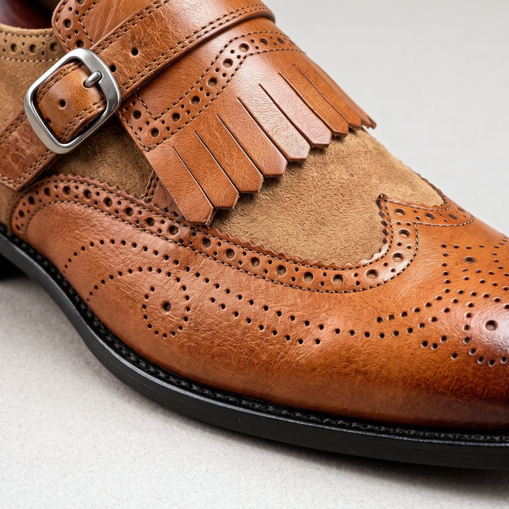 Herren-Schuhe aus Wildleder und Leder mit einfacher Schnalle und Quasten