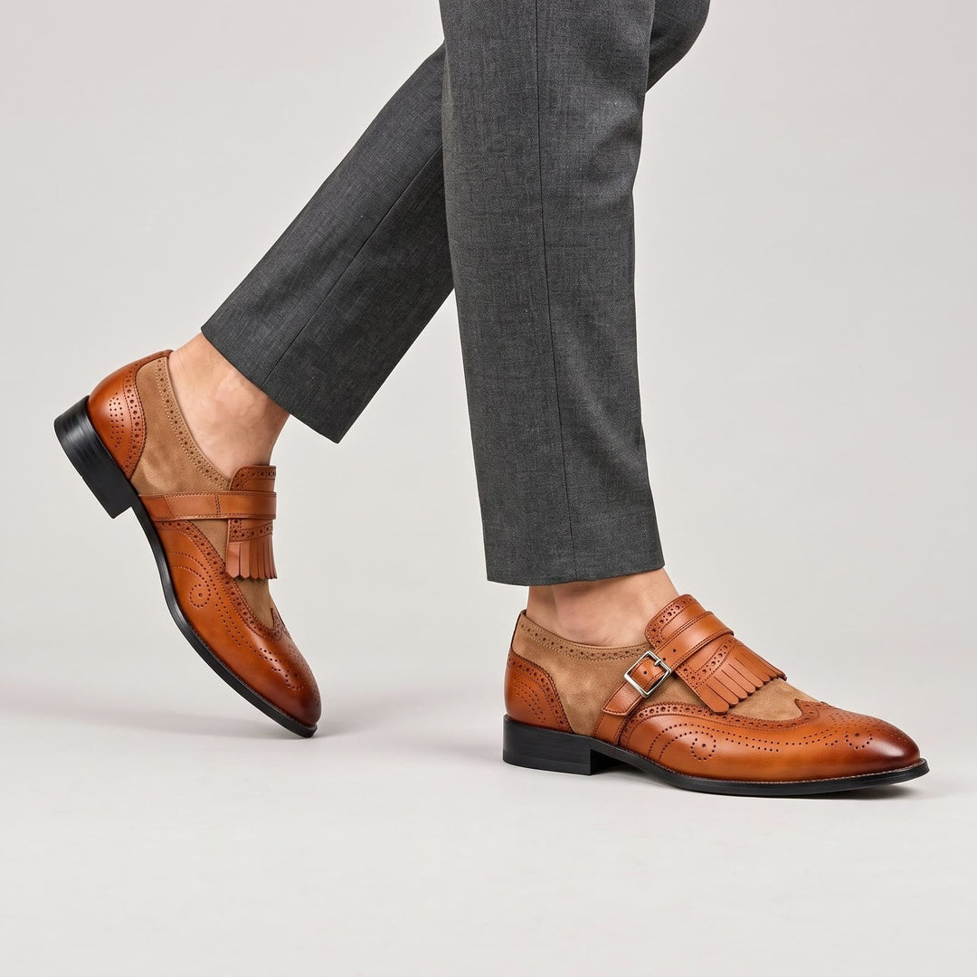 Herren-Schuhe aus Wildleder und Leder mit einfacher Schnalle und Quasten