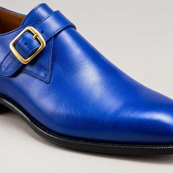 Herren-Schuhe aus Leder mit einfacher Schnalle, goldener Schnalle und spitzer Zehenpartie