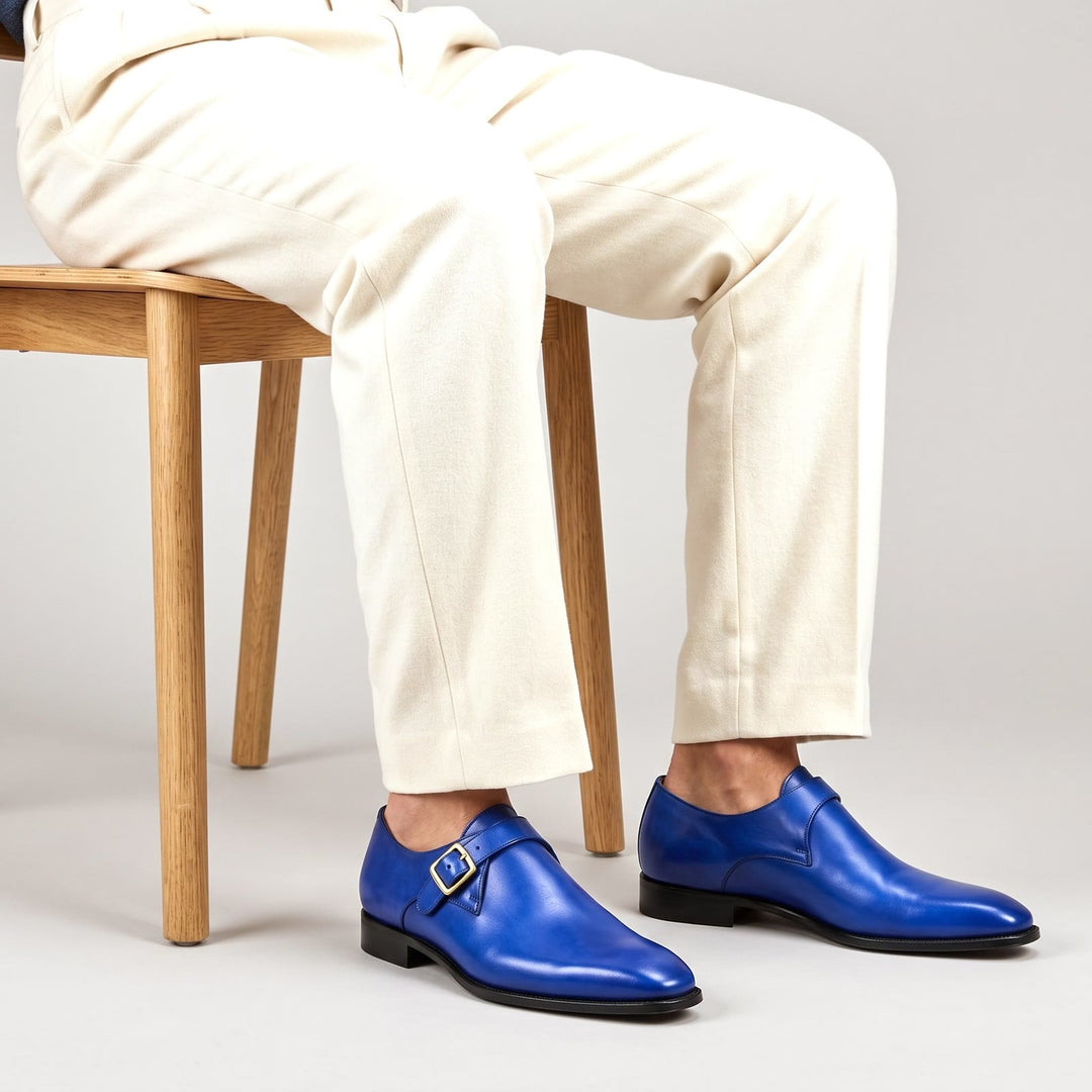 Herren-Schuhe aus Leder mit einfacher Schnalle, goldener Schnalle und spitzer Zehenpartie