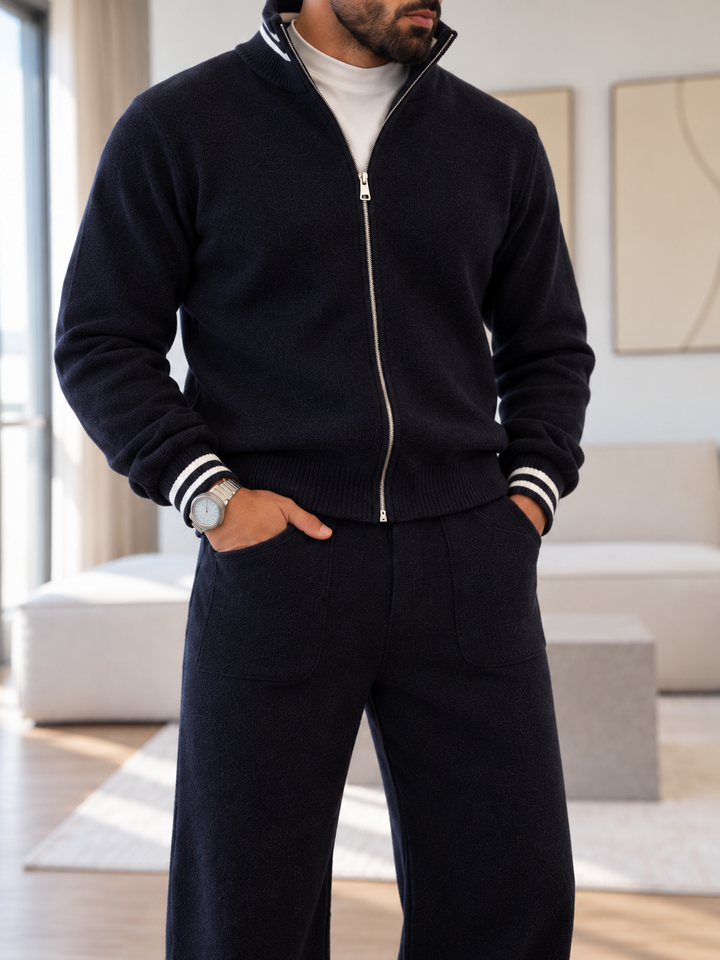 Herengebreide set met vest met opstaande kraag, gestreepte manchetten en broek