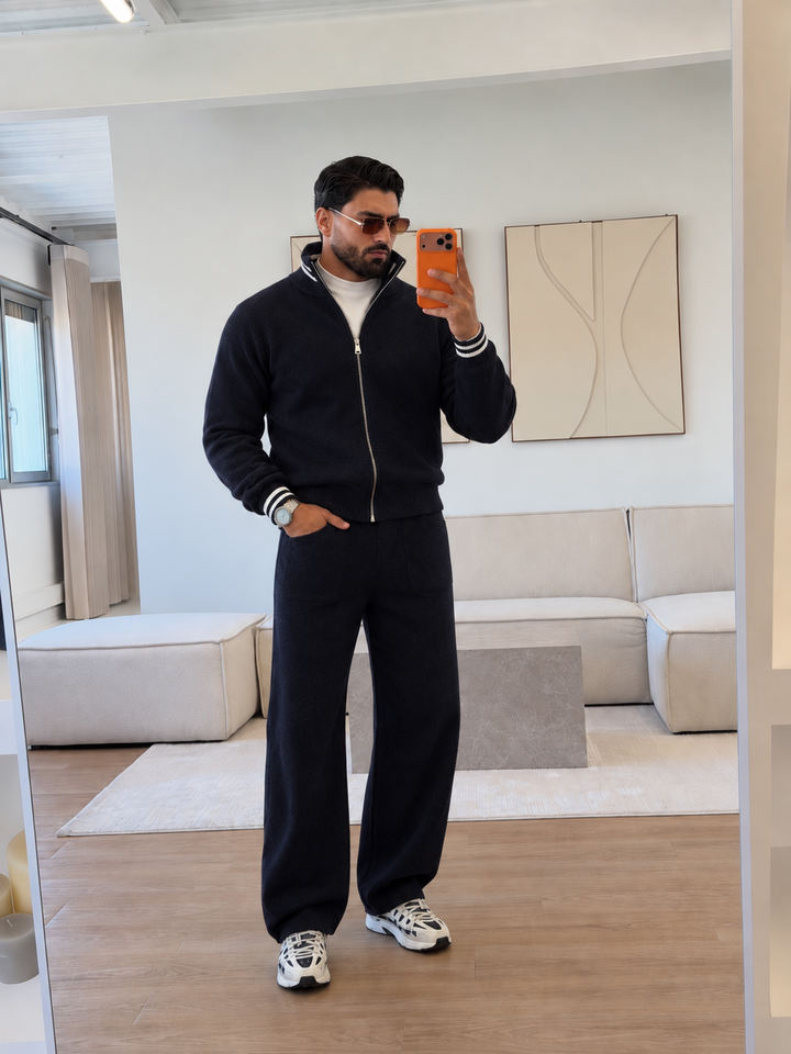 Herengebreide set met vest met opstaande kraag, gestreepte manchetten en broek