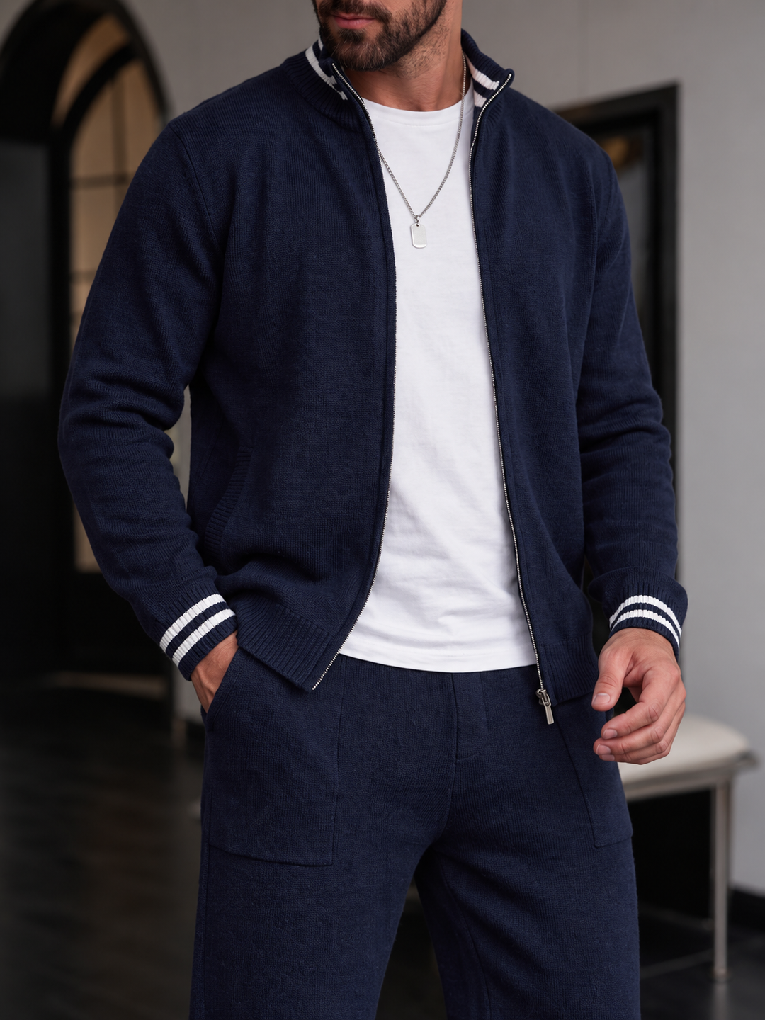 Herengebreide set met vest met opstaande kraag en ritssluiting, gestreepte manchetten en broek