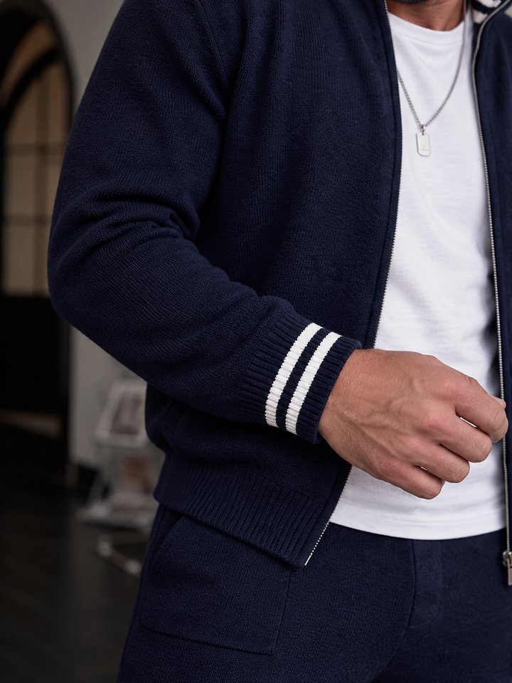 Herengebreide set met vest met opstaande kraag en ritssluiting, gestreepte manchetten en broek