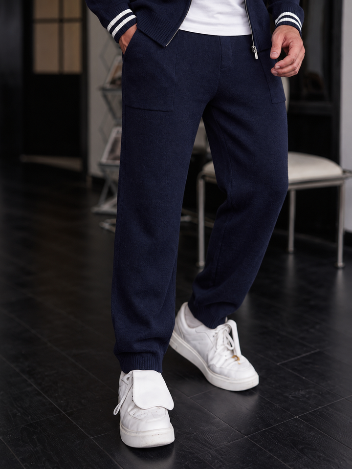Herengebreide set met vest met opstaande kraag en ritssluiting, gestreepte manchetten en broek