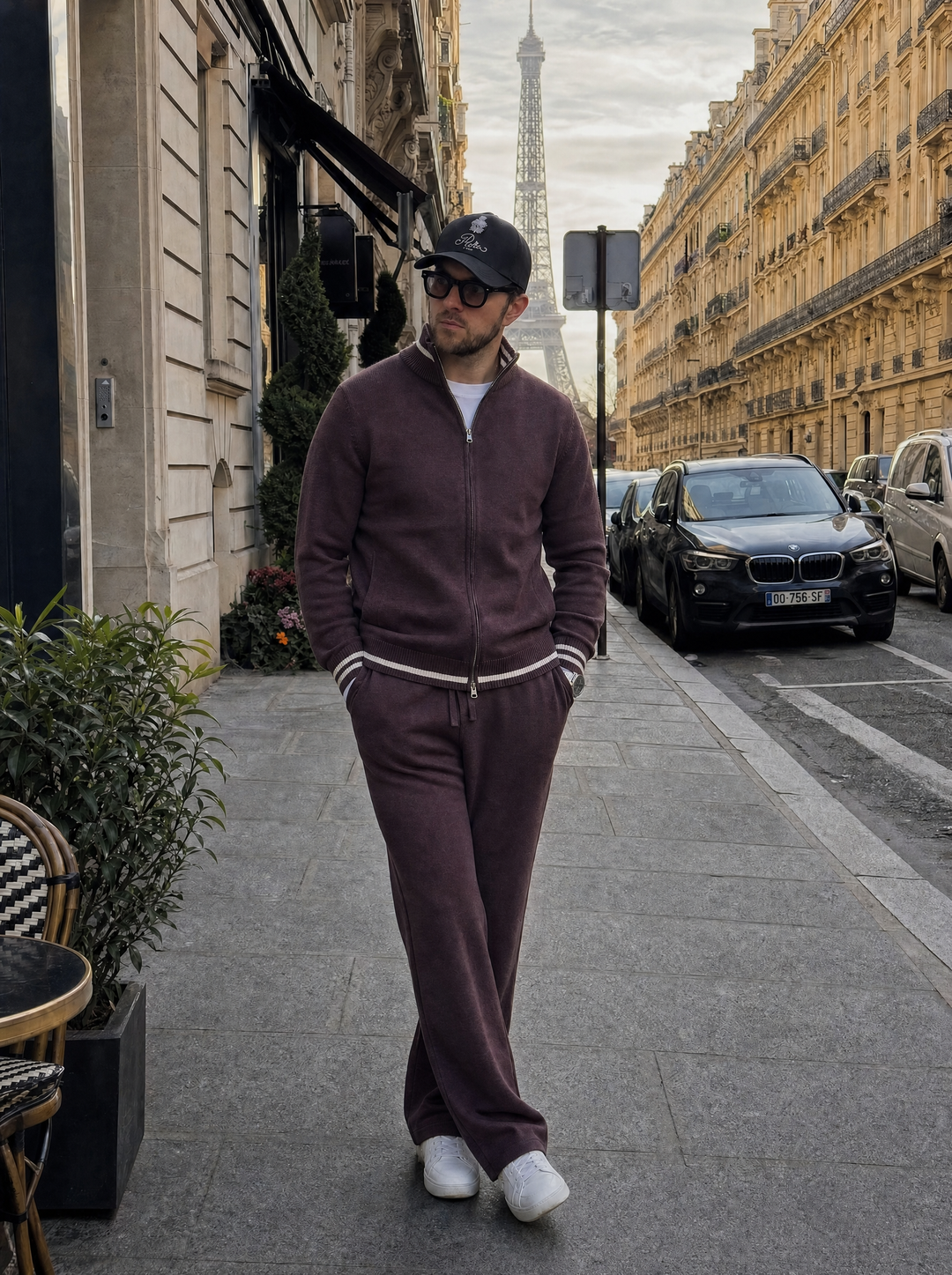 Completo da uomo in maglia con giacca a collo alto con zip integrale e pantaloni tinta unita