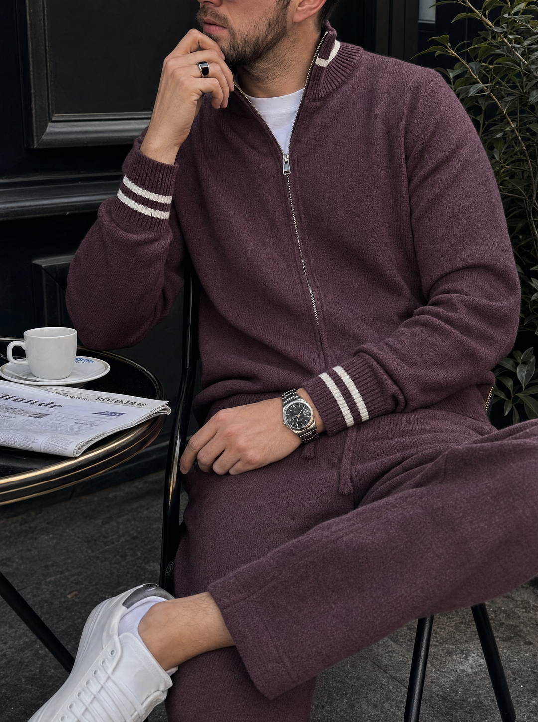 Completo da uomo in maglia con giacca a collo alto con zip integrale e pantaloni tinta unita