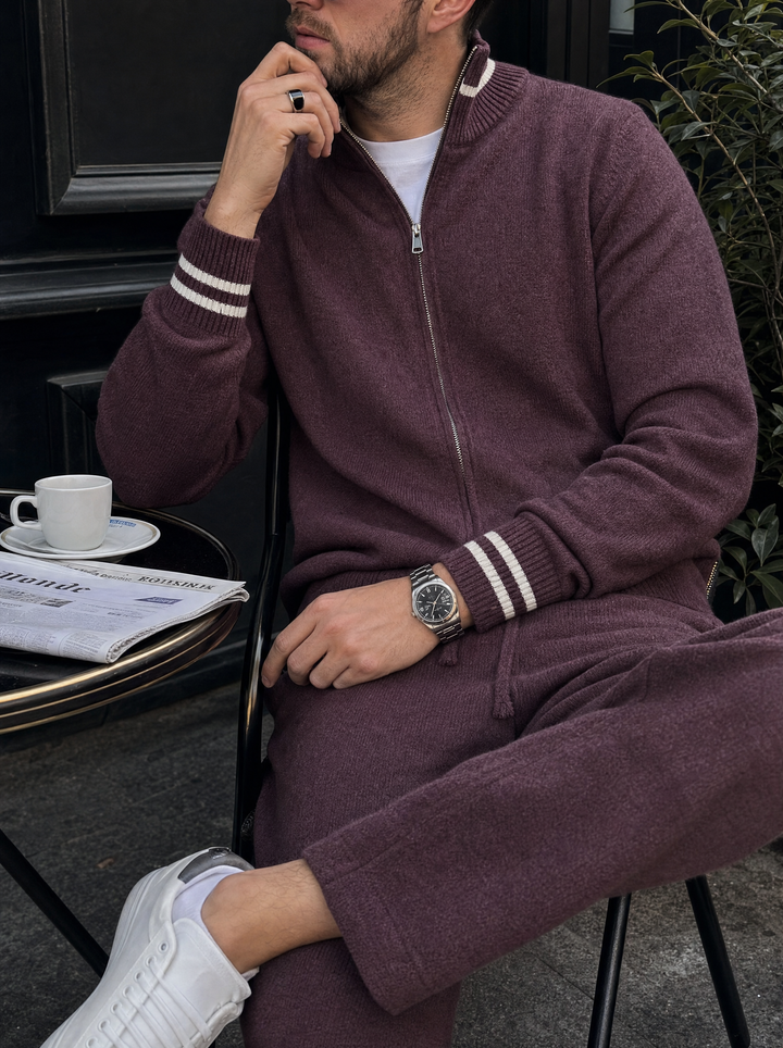 Completo da uomo in maglia con giacca a collo alto con zip integrale e pantaloni tinta unita