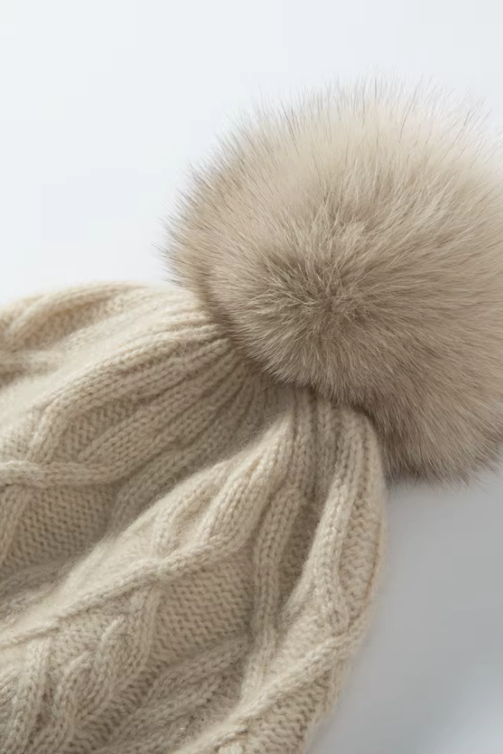 Berretto da donna in cashmere a maglia intrecciata – pon-pon in pelliccia sintetica