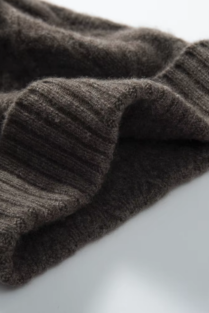 Berretto da donna in cashmere a maglia intrecciata – pon-pon in pelliccia sintetica