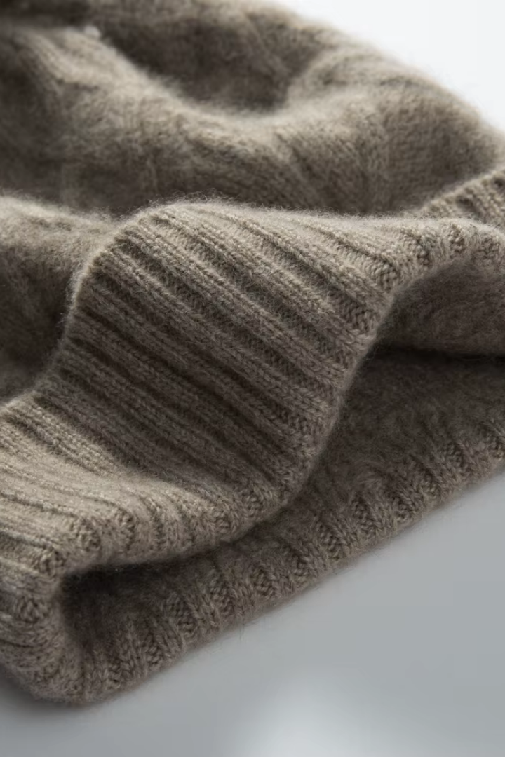 Berretto da donna in cashmere a maglia intrecciata – pon-pon in pelliccia sintetica