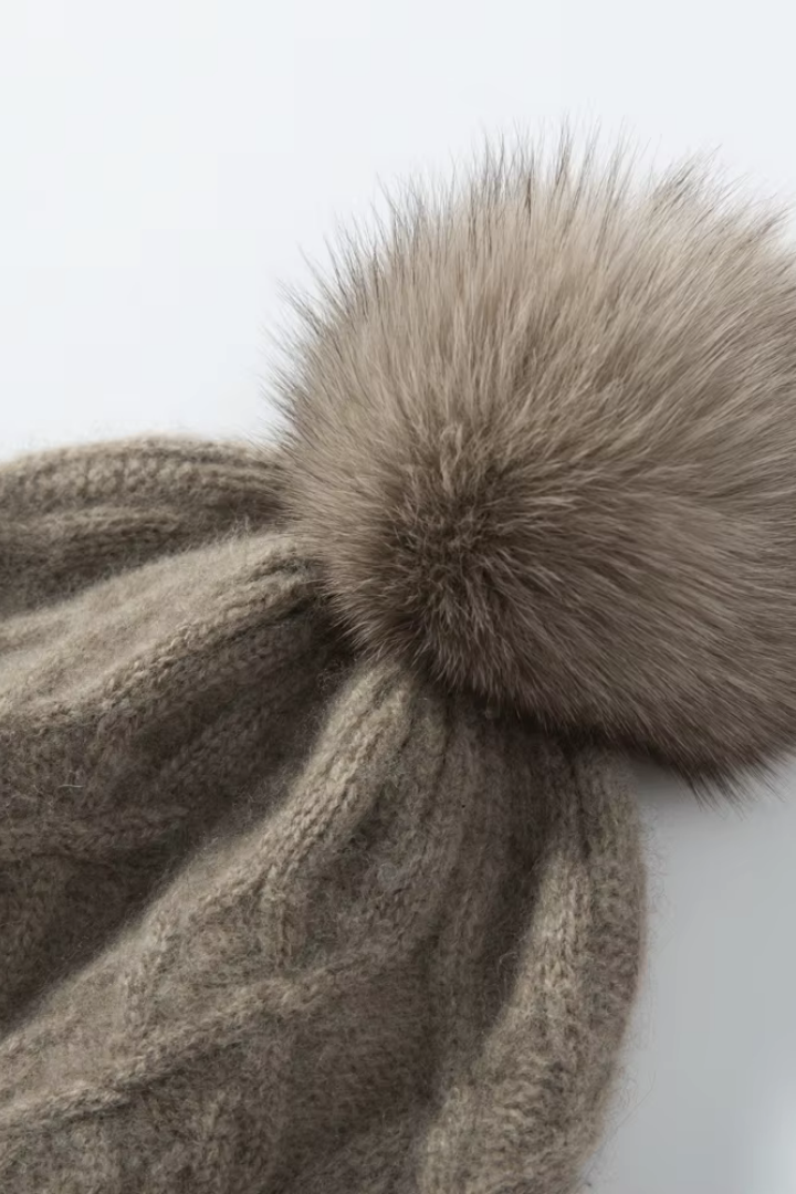 Berretto da donna in cashmere a maglia intrecciata – pon-pon in pelliccia sintetica
