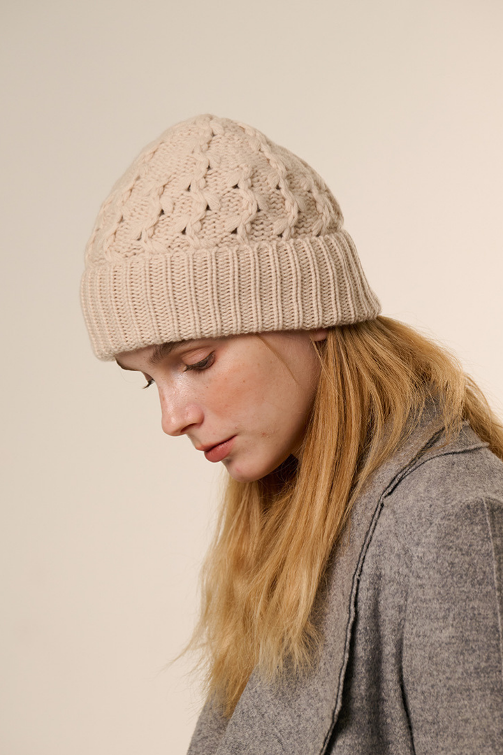 Bonnet Femme en Mélange de Cachemire à Maille Torsadée – Bord Côtelé