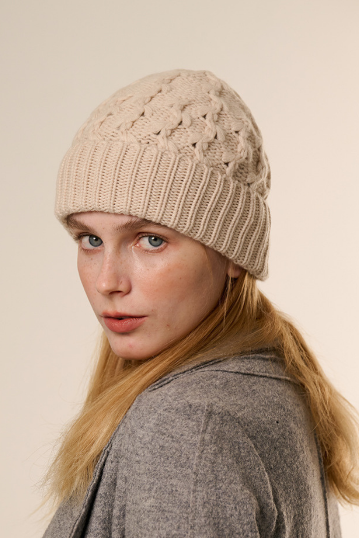 Bonnet Femme en Mélange de Cachemire à Maille Torsadée – Bord Côtelé