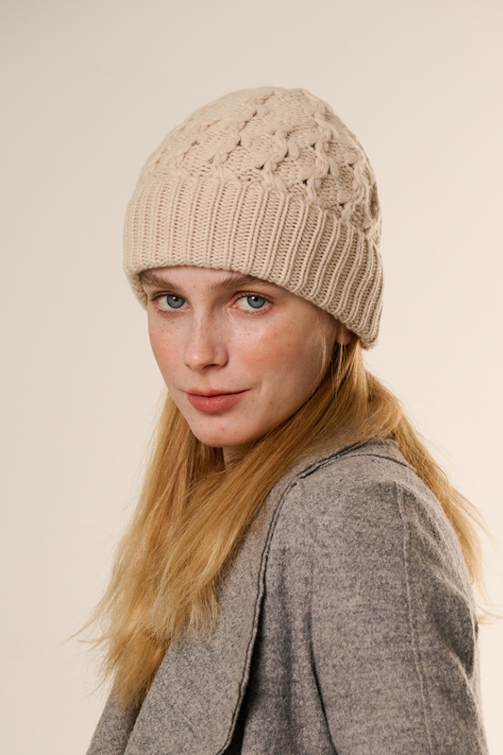 Bonnet Femme en Mélange de Cachemire à Maille Torsadée – Bord Côtelé