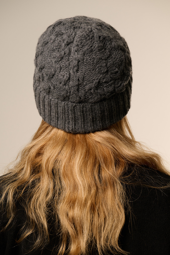 Bonnet Femme en Mélange de Cachemire à Maille Torsadée – Bord Côtelé