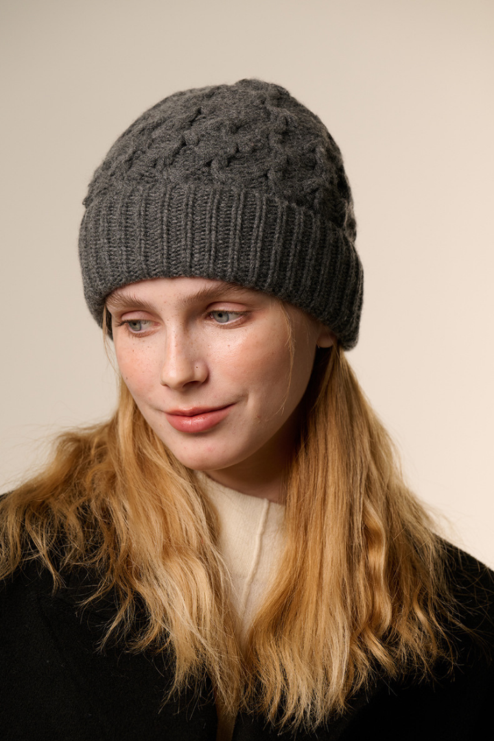 Bonnet Femme en Mélange de Cachemire à Maille Torsadée – Bord Côtelé
