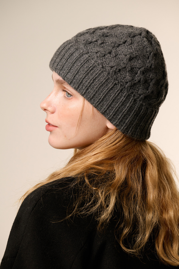 Bonnet Femme en Mélange de Cachemire à Maille Torsadée – Bord Côtelé