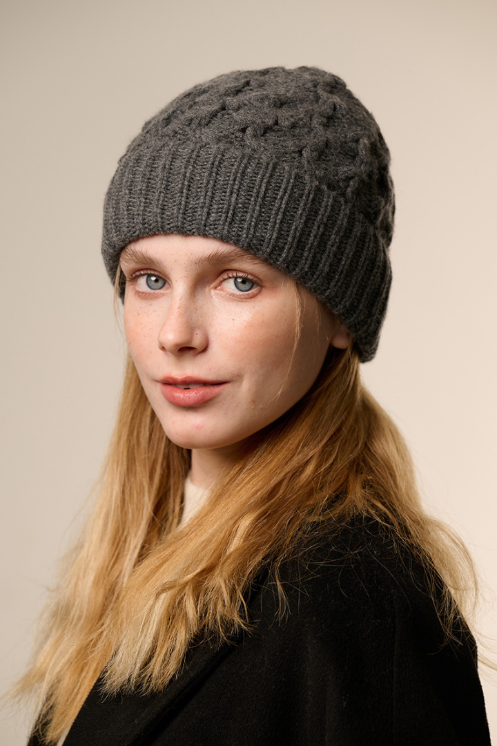 Bonnet Femme en Mélange de Cachemire à Maille Torsadée – Bord Côtelé