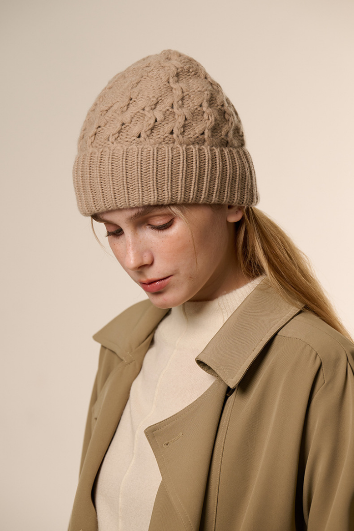 Bonnet Femme en Mélange de Cachemire à Maille Torsadée – Bord Côtelé
