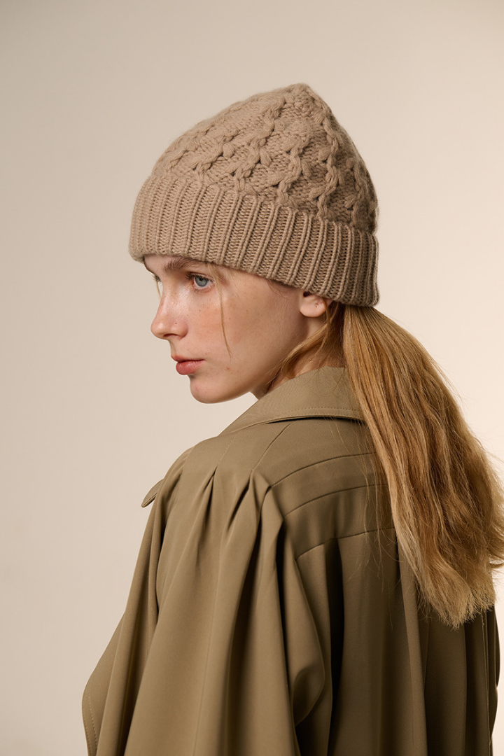 Bonnet Femme en Mélange de Cachemire à Maille Torsadée – Bord Côtelé