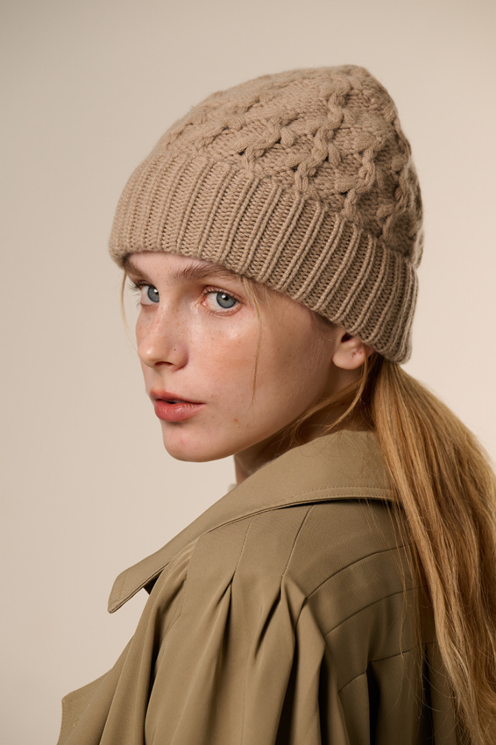 Bonnet Femme en Mélange de Cachemire à Maille Torsadée – Bord Côtelé
