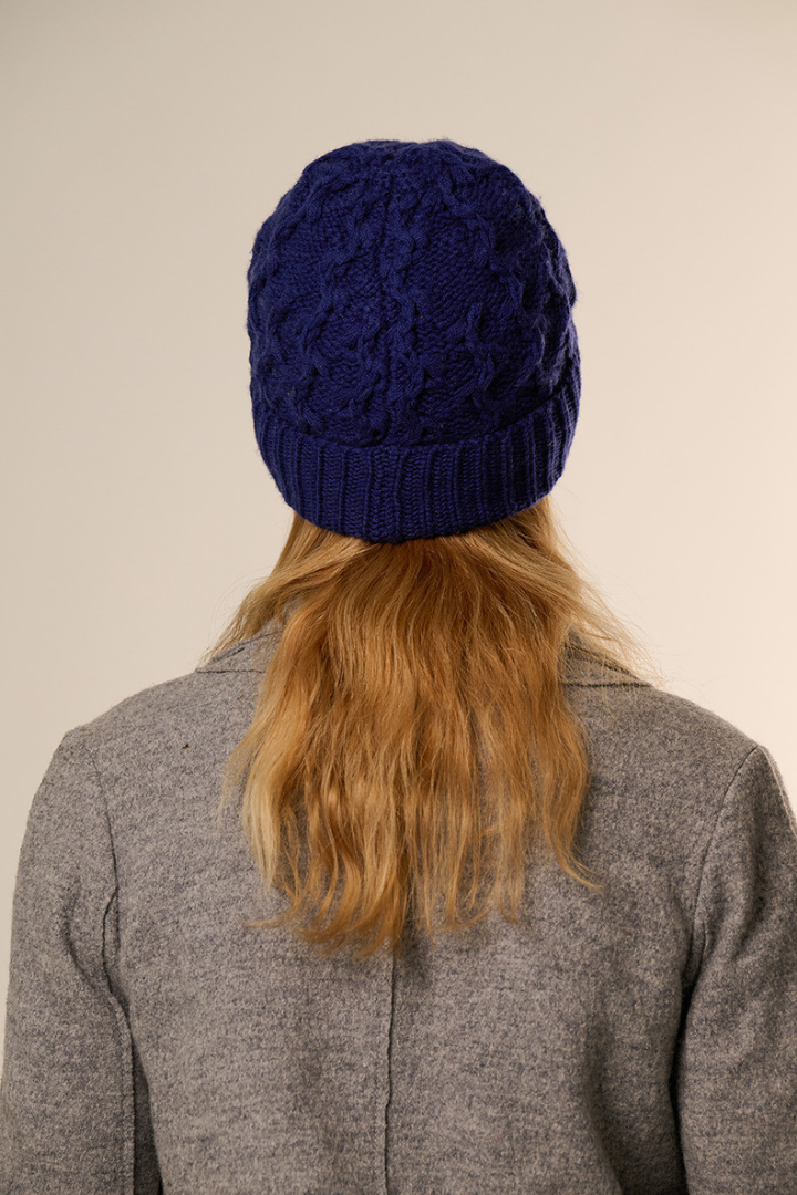 Bonnet Femme en Mélange de Cachemire à Maille Torsadée – Bord Côtelé
