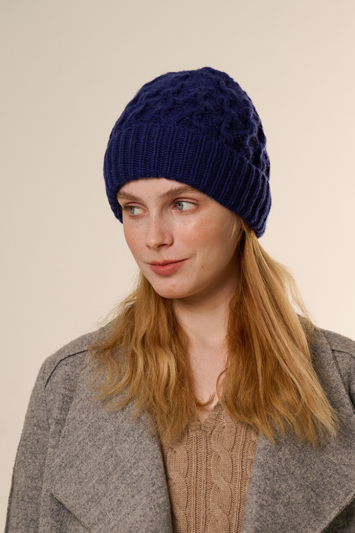Bonnet Femme en Mélange de Cachemire à Maille Torsadée – Bord Côtelé