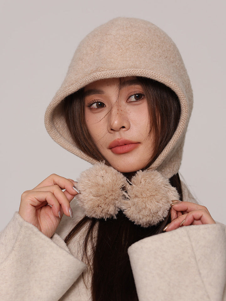 Cappuccio da donna in maglia di pura lana – lacci con pompon