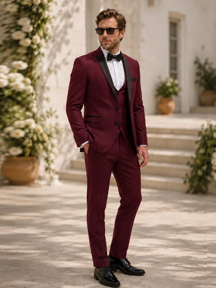 Costume Trois Pièces Homme Coupe Slim avec Col Peak en Satin et Gilet Cinq Boutons
