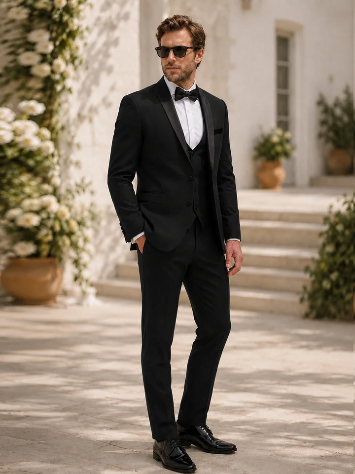 Costume Trois Pièces Homme Coupe Slim avec Col Peak en Satin et Gilet Cinq Boutons