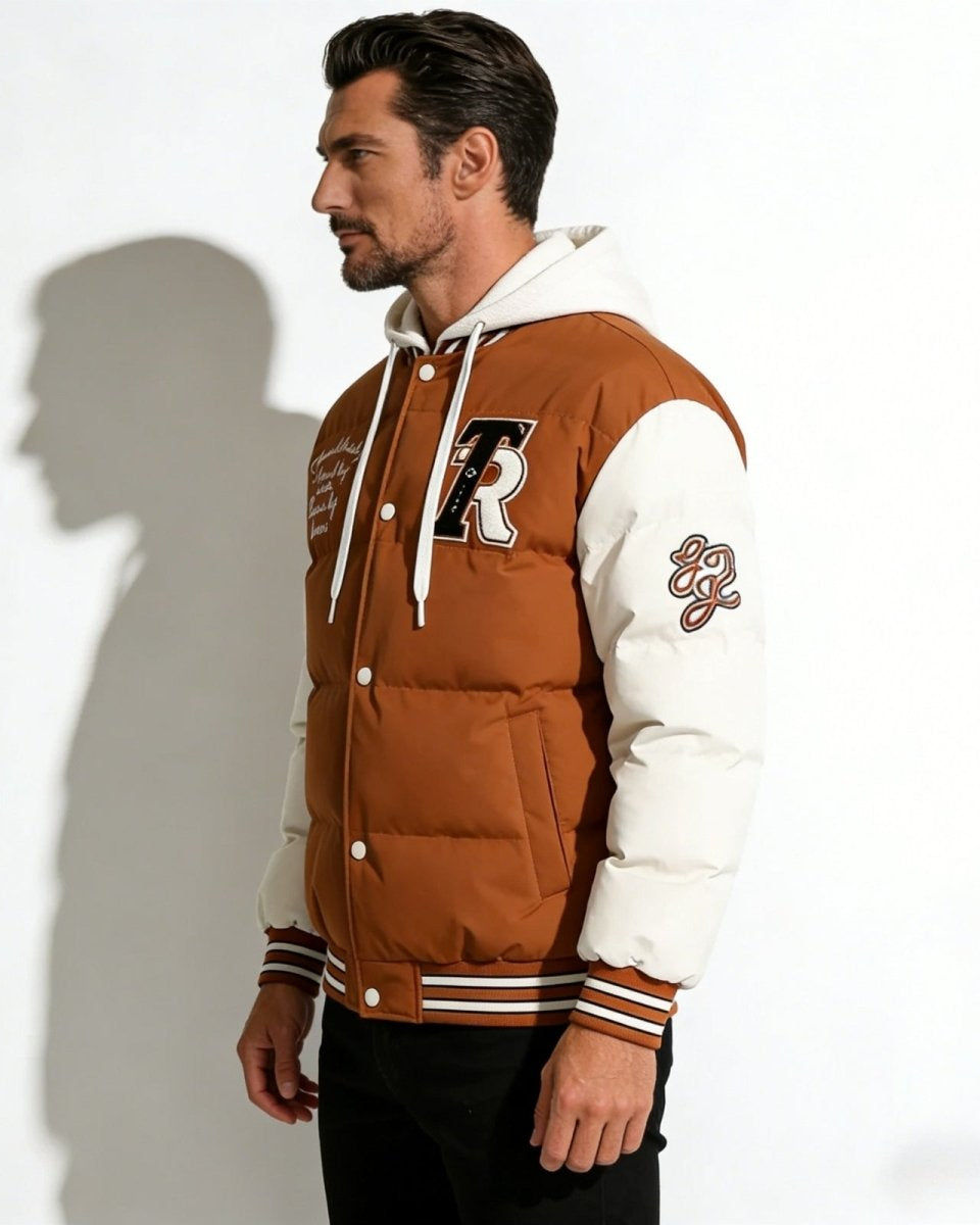 Piumino da uomo trapuntato con cappuccio in stile varsity