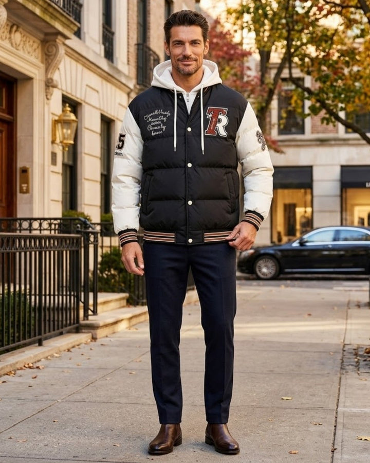 Piumino da uomo trapuntato con cappuccio in stile varsity