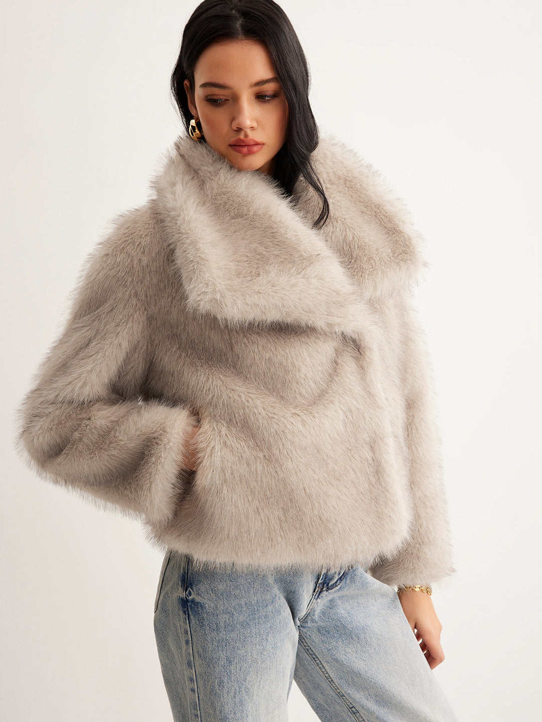 Damesjas van imitatiebont met oversized kraag en kort model
