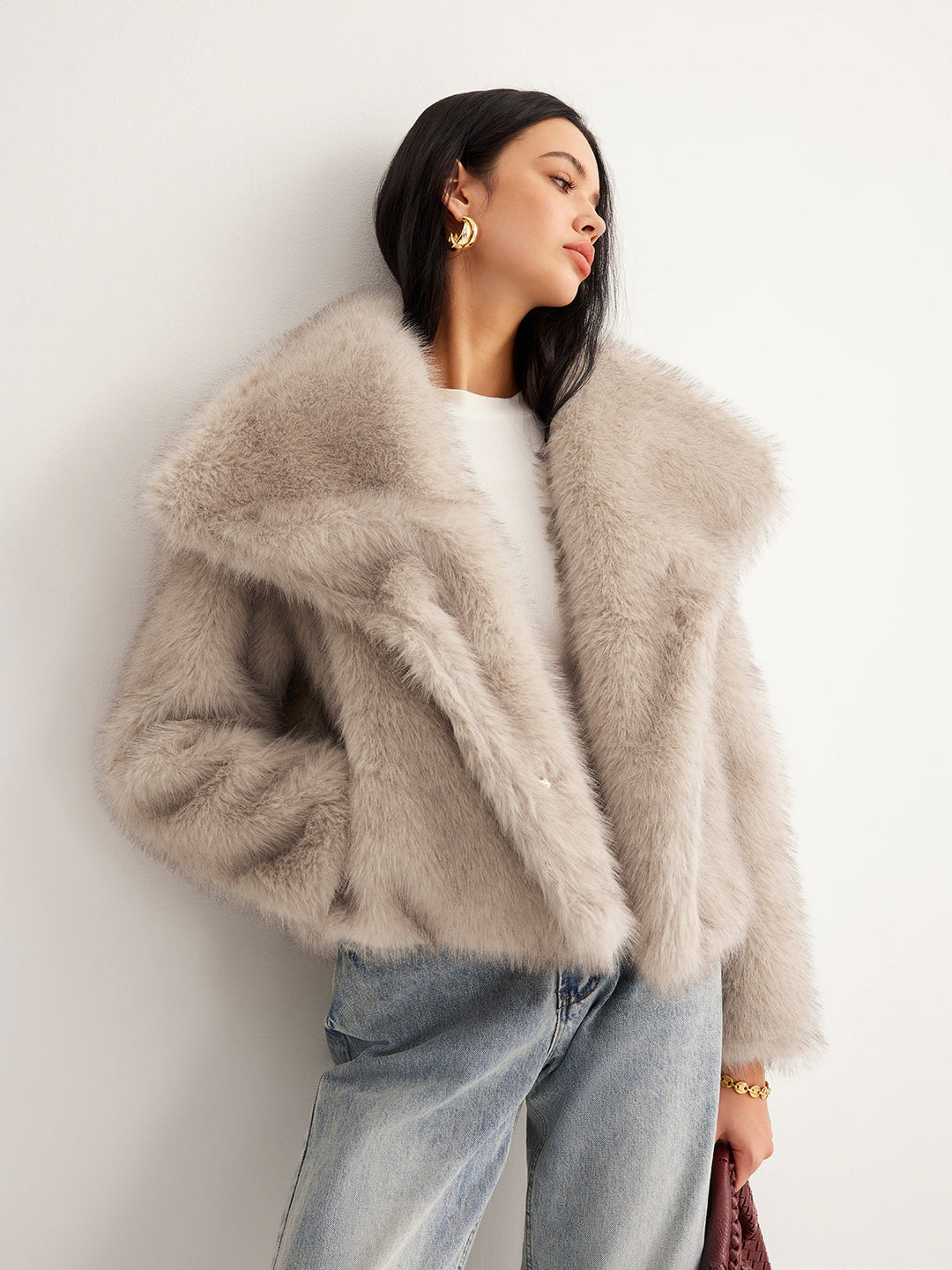 Damesjas van imitatiebont met oversized kraag en kort model