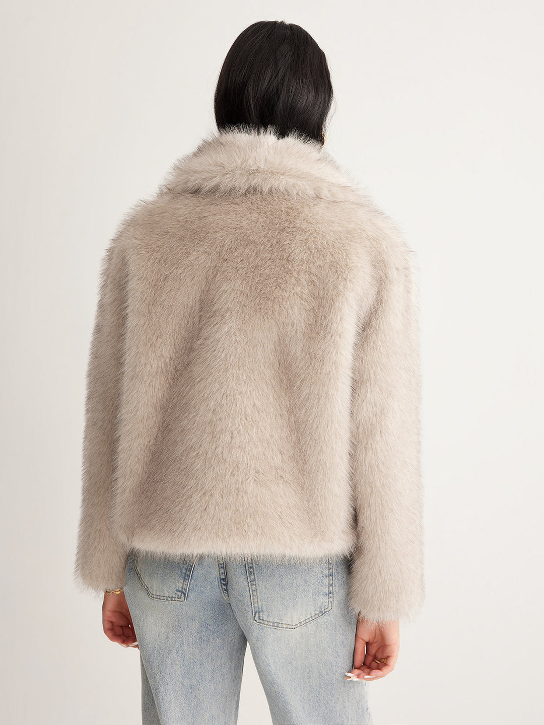 Damesjas van imitatiebont met oversized kraag en kort model