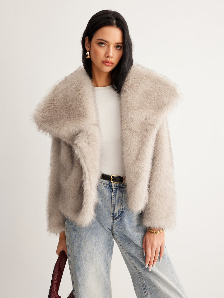 Damesjas van imitatiebont met oversized kraag en kort model