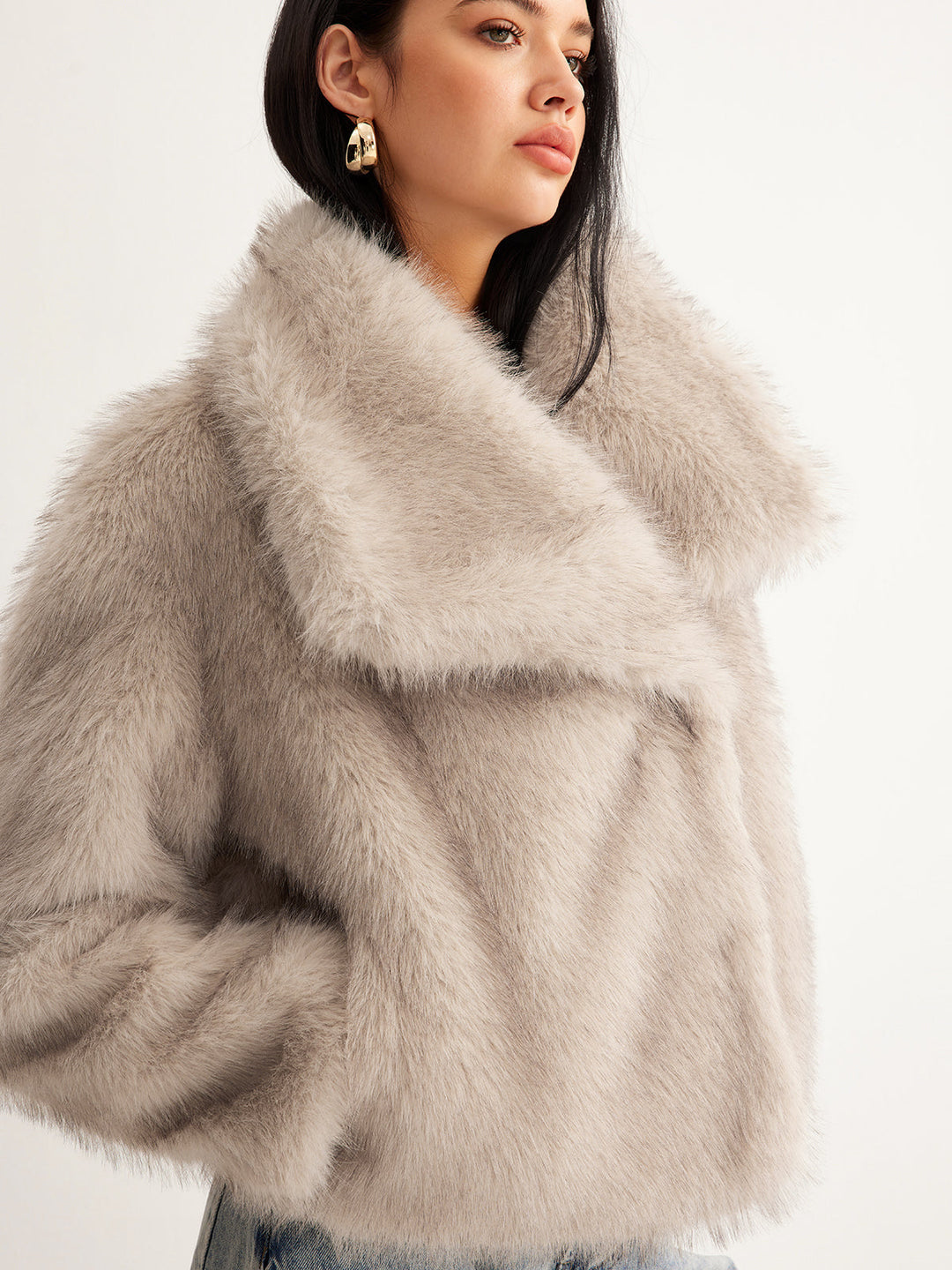 Damesjas van imitatiebont met oversized kraag en kort model