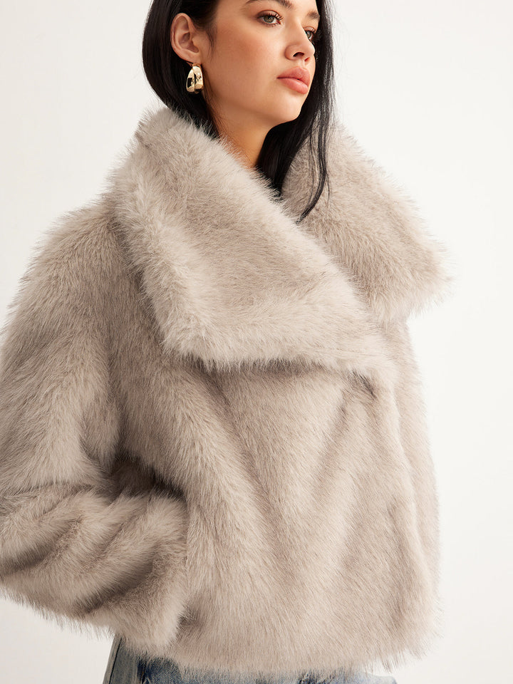 Damesjas van imitatiebont met oversized kraag en kort model