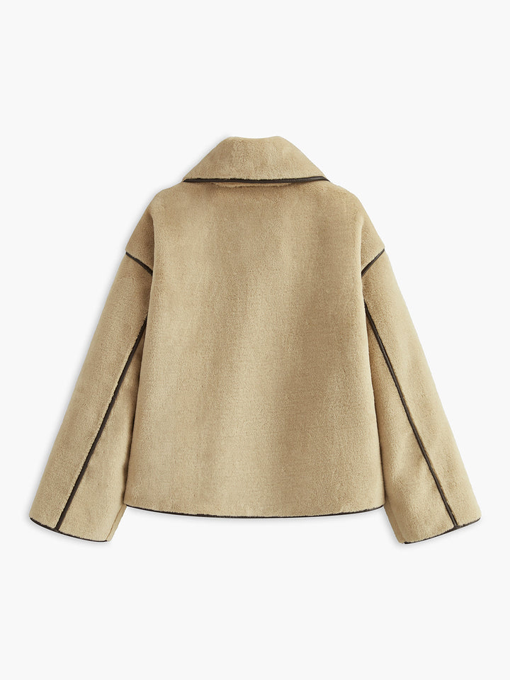 Damesjas met oversized kraag, knopen en contrasterende randen