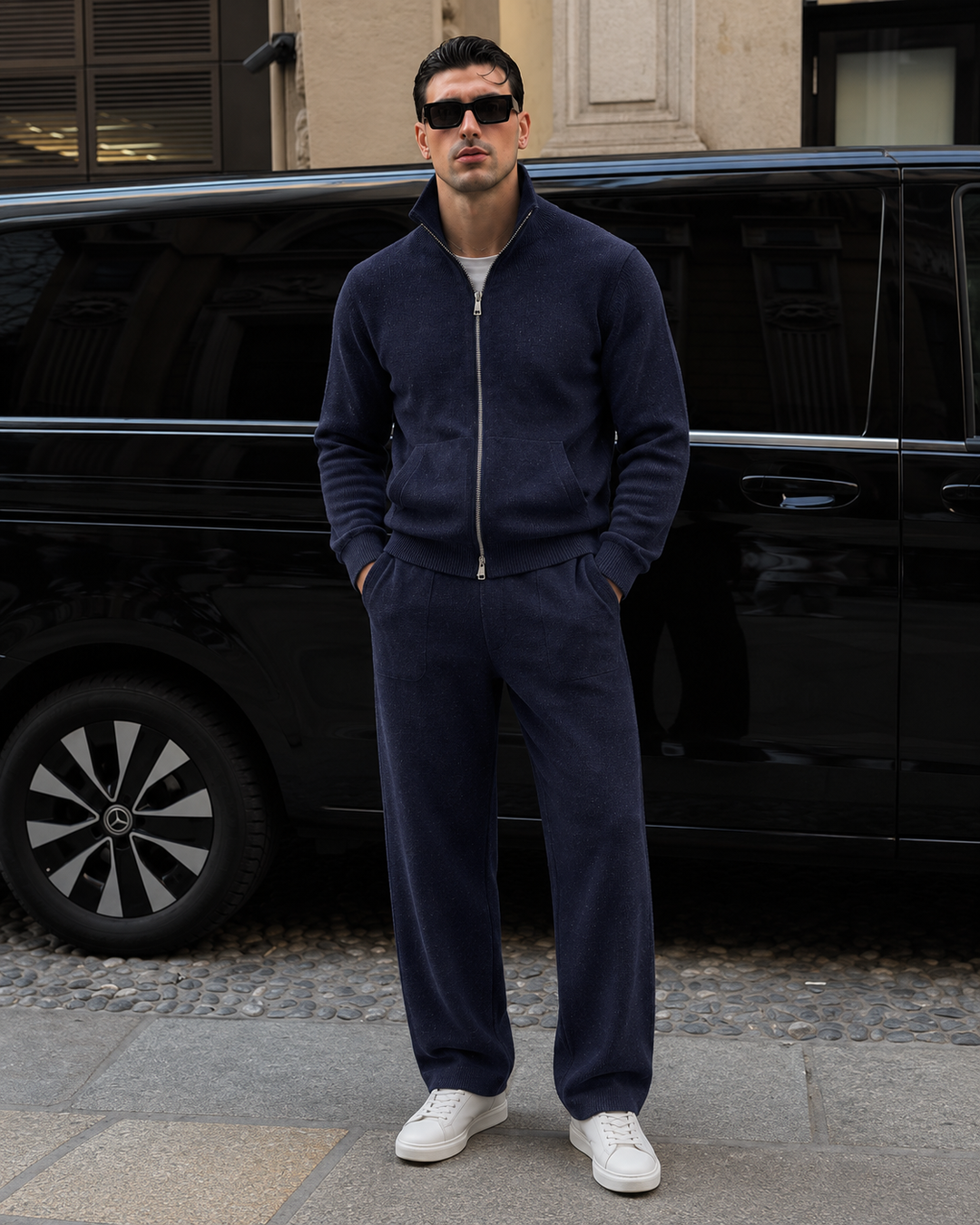 Completo da uomo in maglia con giacca con cerniera integrale e colletto rialzato e pantaloni dritti