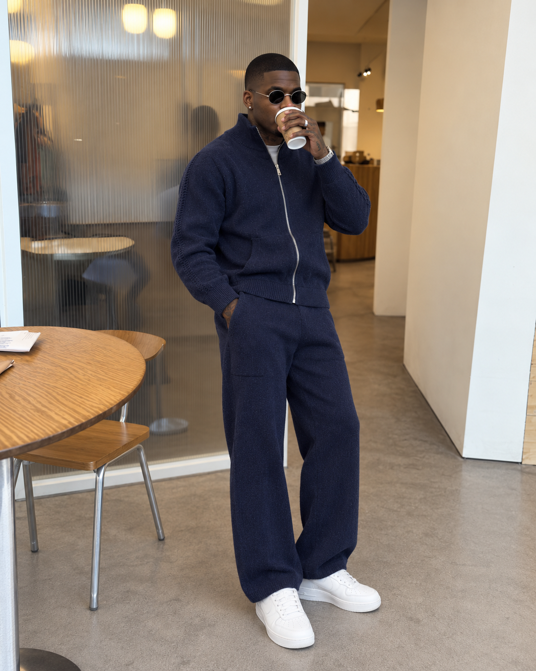 Completo da uomo in maglia con giacca con cerniera integrale e colletto rialzato e pantaloni dritti