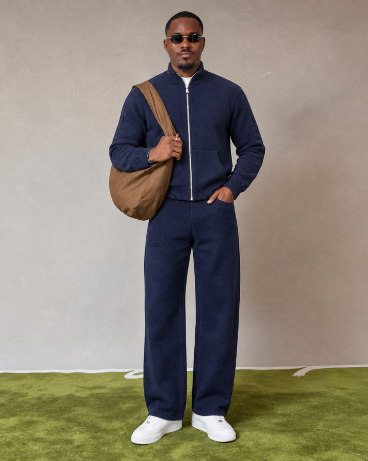Completo da uomo in maglia con giacca con cerniera integrale e colletto rialzato e pantaloni dritti