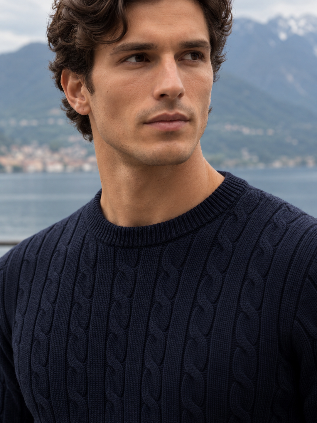 Maglione da uomo in maglia a trecce con girocollo e bordi a coste