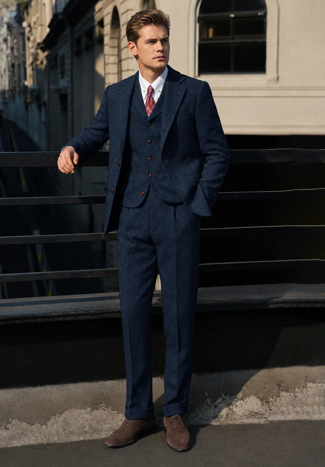 Costume Trois Pièces Homme Coupe Slim en Chevrons avec Ourlets Retroussés et Gilet Boutonné
