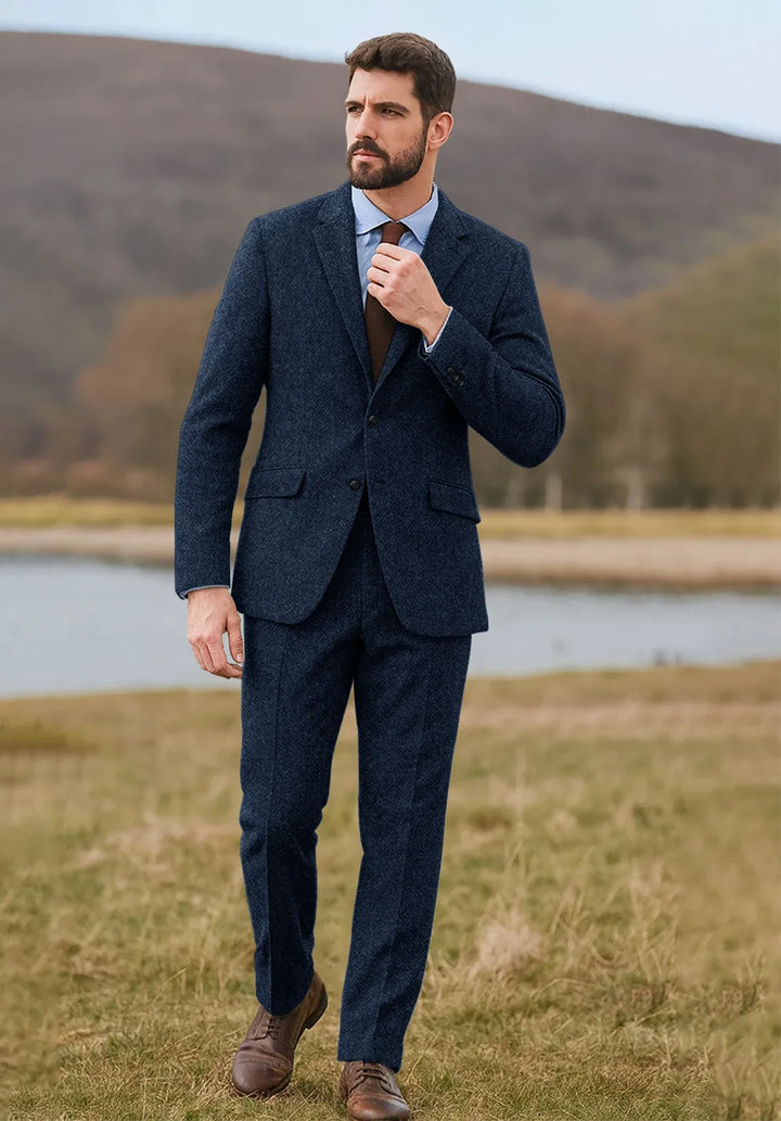 Abito da uomo a due pezzi dal taglio classico a spina di pesce con due bottoni e tasche con patta