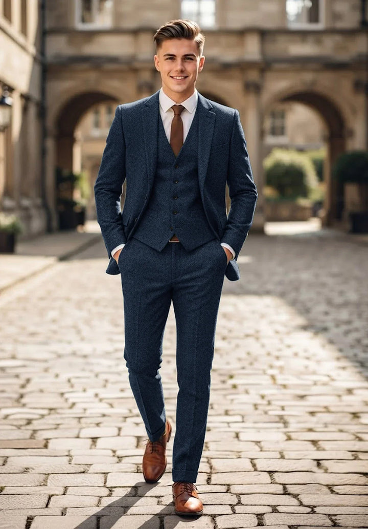 Costume Trois Pièces Homme Coupe Classique en Chevrons avec Col Notch et Gilet Cinq Boutons