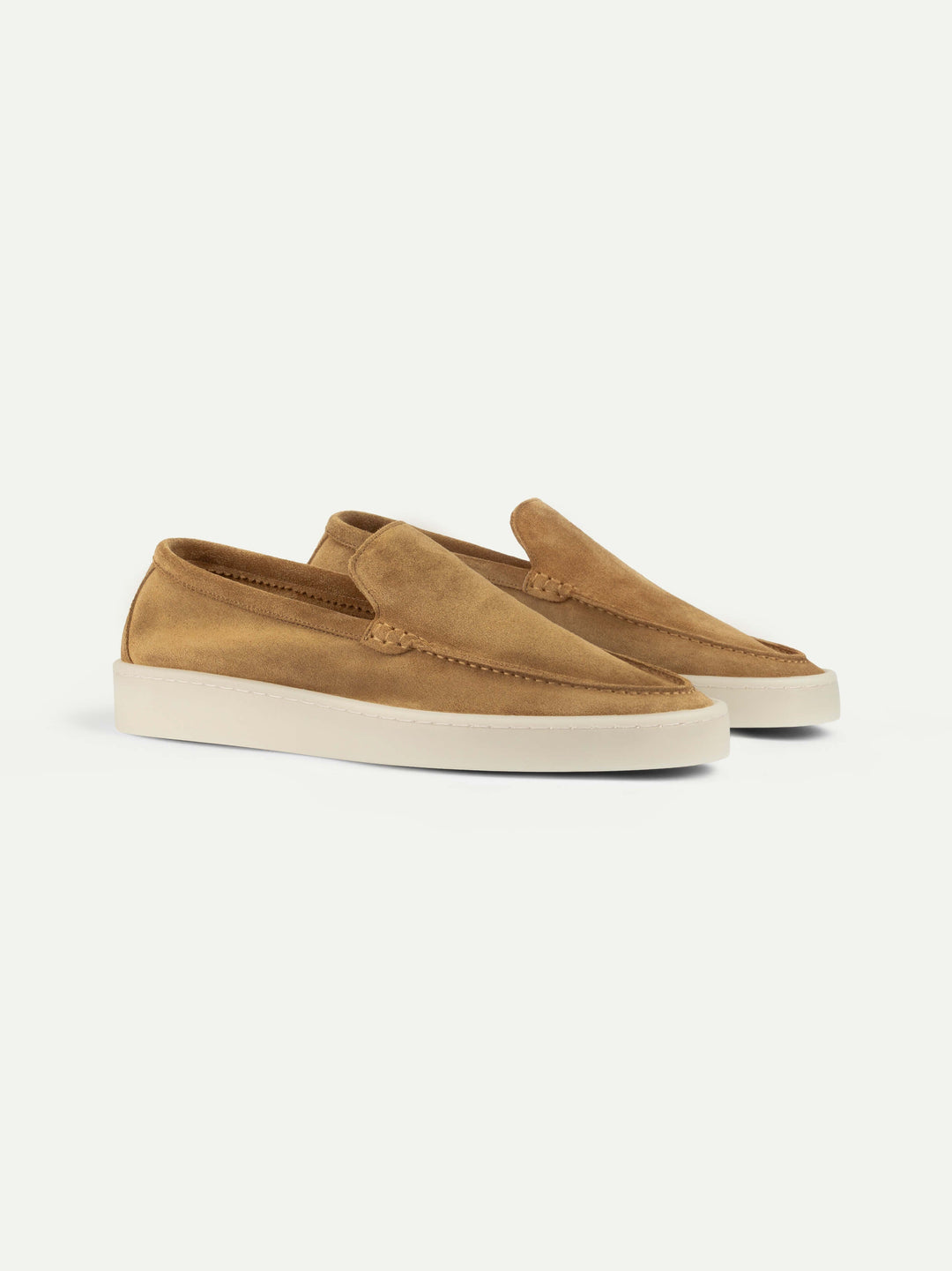 Slip-on da uomo in camoscio - cuciture da mocassino e suola color crema